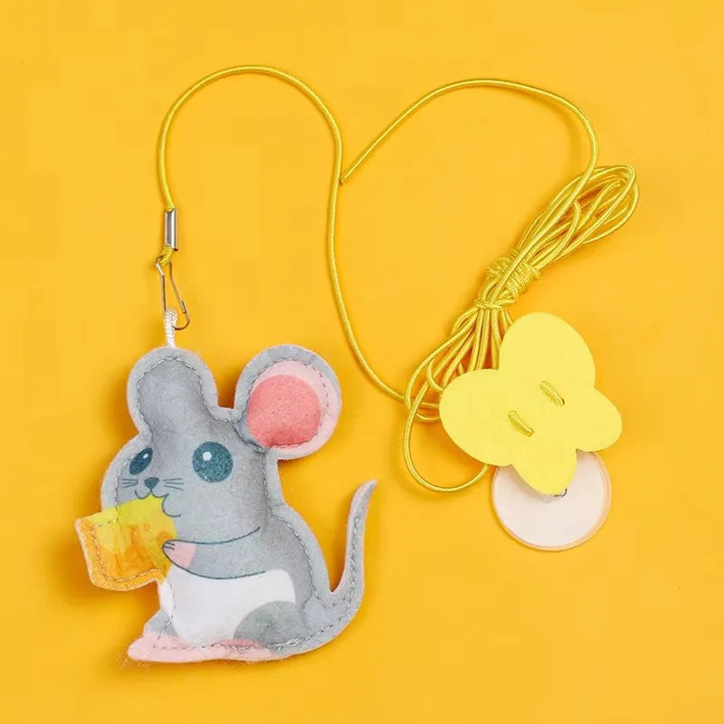 Juguete colgante con plumas para gatos y perros