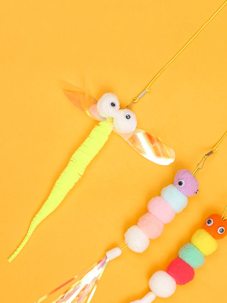 Juguete colgante con plumas para gatos y perros